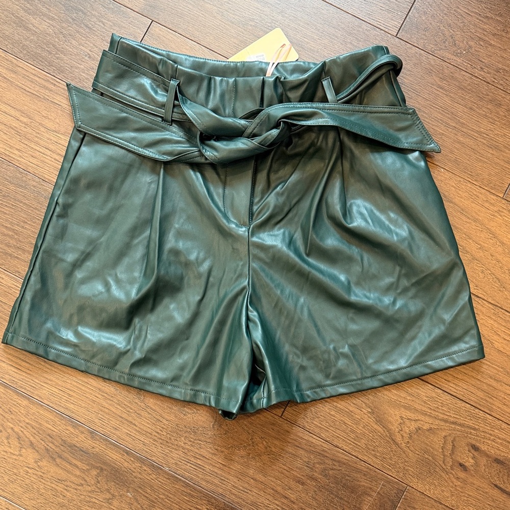 Entro Green Vegan Leather Shorts with Tie Belt NWT Large C11-092